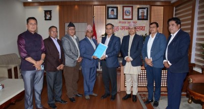  गृहमन्त्री अर्यालसमक्ष यातायात क्षेत्रसम्बन्धी जाँचबुझ आयोगको प्रतिवेदन पेस 